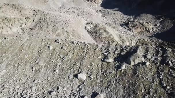 Hegygerinc Egy Alpesi Sziklás Hegyen Légitámadás Svájc — Stock videók