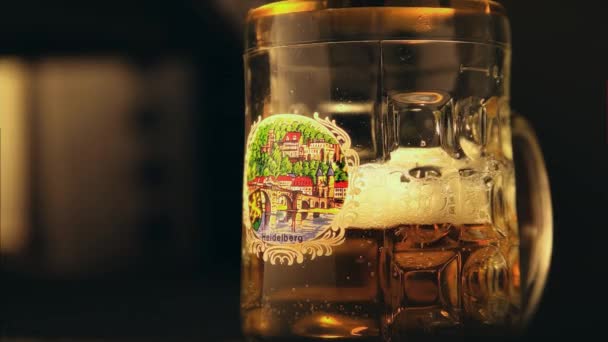 Ein Glas Bier Glas Schwedischen Stil Dunkler Hintergrund Skandinavischer Stil — Stockvideo