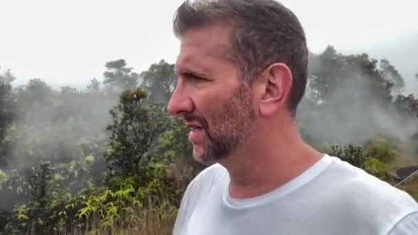 Male Walking Mauna Loa Volcano Hawaiian National Park Sulfur Smoke — Stock Video