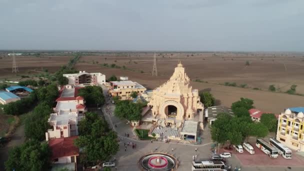 Palitana寺院の空中後方ショット ジャイナ教のパリタナ寺院は インドのグジャラート州バフナガル地区のパリタナ市によってシャトルンジャヤの丘に位置しています — ストック動画