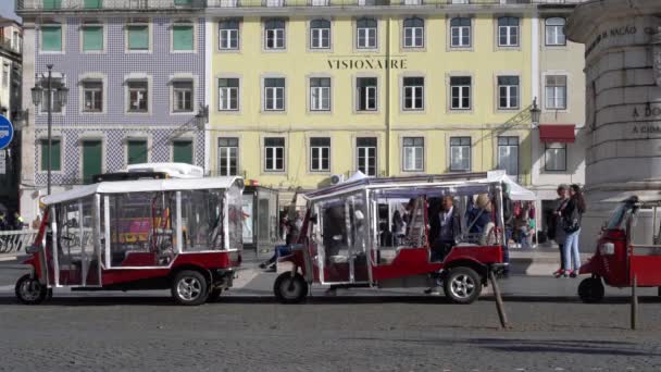 Tuk Tuk Parkoló Utcában Várja Vendégeket Turistákat Lisszabon — Stock videók