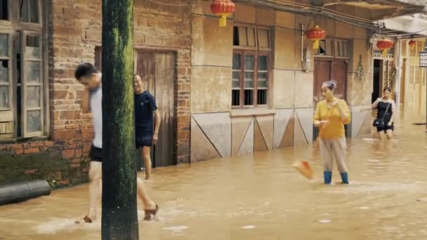 Flooded City Street Chinese People Facing Natural Disaster Aftermath – stockvideo