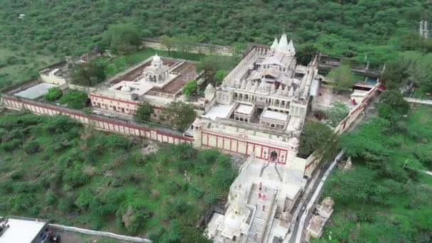Vzdušný Záběr Chrámu Palitana Obklopený Hustým Lesem Palitana Chrámy Jainismu — Stock video