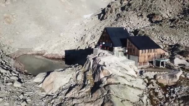 Balas Drones Cabane Orny Nos Alpes Suíços Montanhas Rochosas Lago — Vídeo de Stock