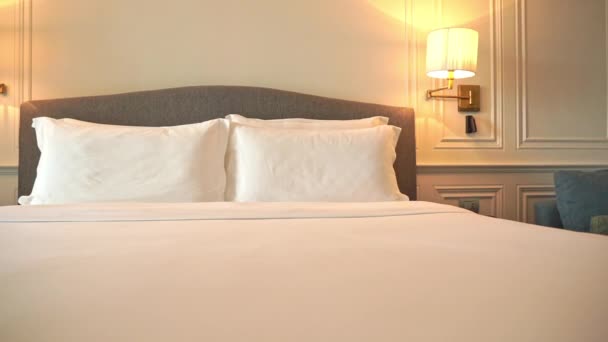 Pan Foot Made Hotel Bed — Vídeos de Stock