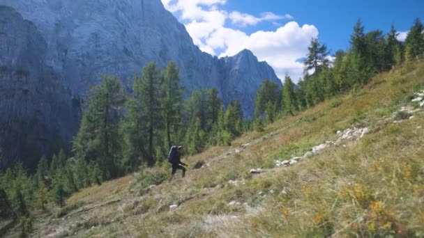 Homem Explora Natureza Indo Encosta Íngreme Montanha Pico Enorme Atrás — Vídeo de Stock