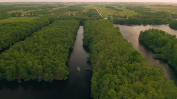Longboat Vitorlázás Polder Buja Zöld Fák Nőnek Minden Rakparton Hollandiában — Stock videók