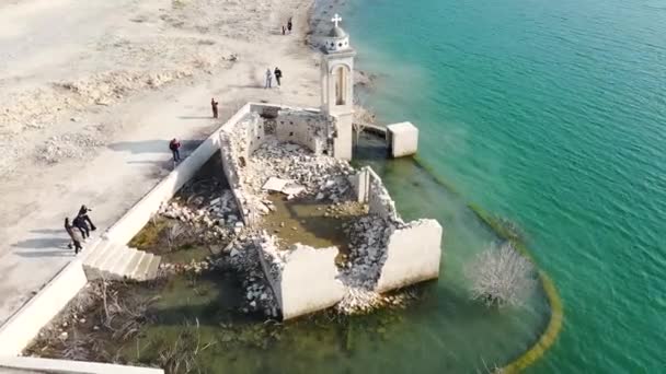 Orbit Shot Der Schönen Sankt Nikolaus Kirche Mit Wasser Ruiniert — Stockvideo