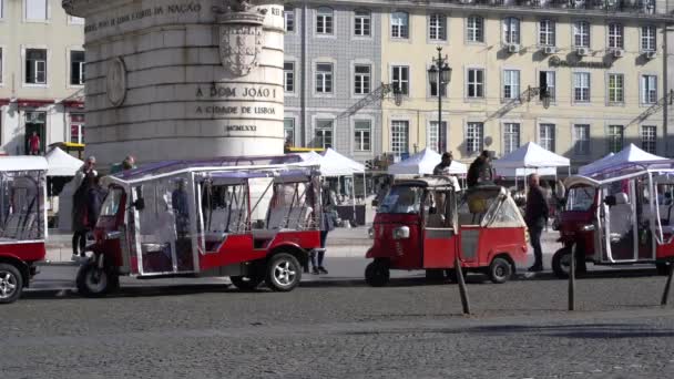 Tuk Tuk Zaparkovaný Praca Figueira Centru Lisabonu Čeká Zákazníky — Stock video