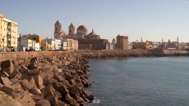 Beroemd Uitzicht Kathedraal Van Cadiz Heldere Dag Met Oceaan — Stockvideo