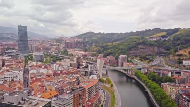 Flying Nervin River Guggenheim Museum Bilbao Iberdrola Tower Green Hills — Vídeos de Stock