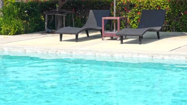 Two Empty Beach Loungers Sit Edge Resort Pool — Vídeo de Stock