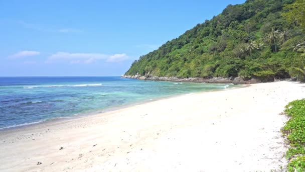 Pequeñas Olas Besan Borde Una Playa Arena Blanca Prístina — Vídeos de Stock