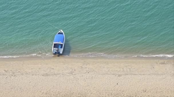 三十法则 一艘孤零零的船沿着沙滩的海岸线停泊在一个很高的角度 标题空间 — 图库视频影像