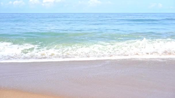 Крупним Планом Повільний Рух Хвилі Морський Пісок Розливаються Піщаний Пляж — стокове відео