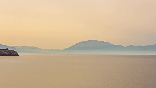 平静的面团橙色的夕阳笼罩在平静的大海与高山之上 — 图库视频影像