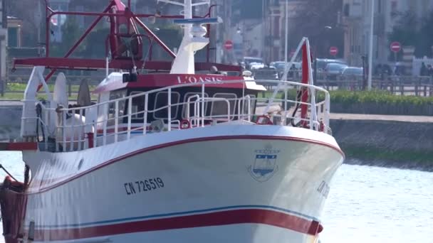 Vorderansicht Eines Fischerbootes Das Auf Gewässern Segelt Jakobsmuscheln Fangen Jakobsmuscheln — Stockvideo