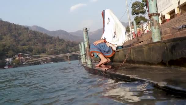 Isolato Giovane Indiano Ragazza Seduta Ganges Fiume Banca Diverso Angolo — Video Stock