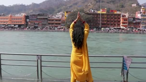 Isolated Young Girl Prying Holy Ganges River River Bank Flat — ストック動画