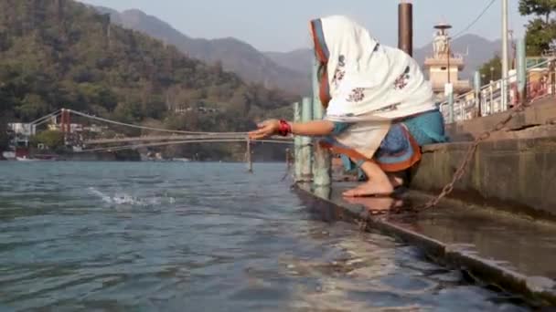 Изолированная Молодая Индийская Девушка Молящаяся Берегу Реки Ганг Другим Углом — стоковое видео