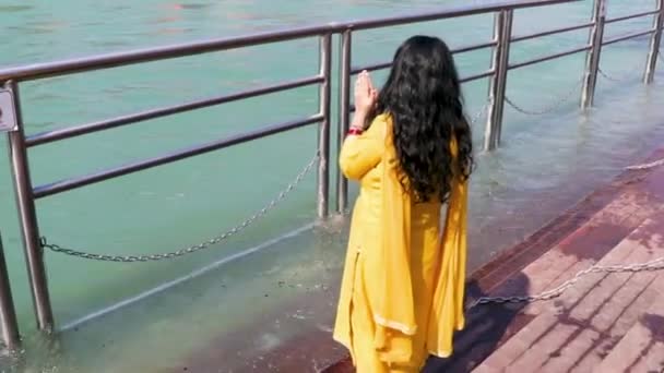 Ganga Nehri Kıyısındaki Kutsal Ganj Nehrinin Düz Açılı Görüntülerini Araştıran — Stok video