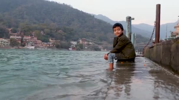 Isolé Jeune Enfant Assis Sur Rivage Rivière Sainte Ganges Rive — Video