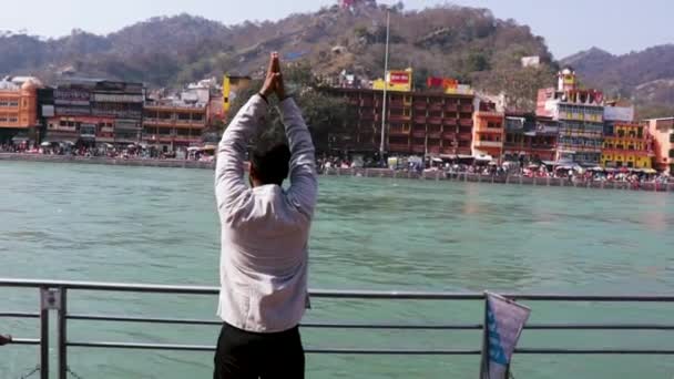 Απομονωμένος Νεαρός Άνδρας Που Σκαλίζει Τον Ιερό Ποταμό Ganges Στην — Αρχείο Βίντεο