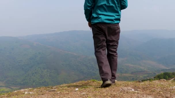 Hombre Solo Roca Montaña Con Fondo Niebla Blanca Desde Ángulo — Vídeos de Stock