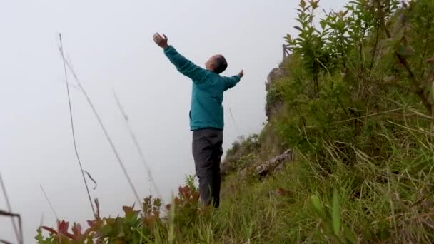 Uomo Solo Alla Roccia Montagna Con Sfondo Nebbia Bianca Angolo — Video Stock