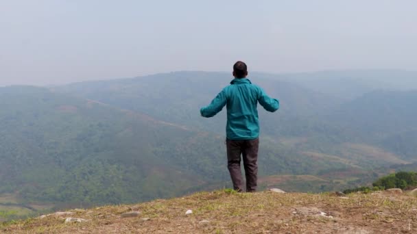 Hombre Caminando Solo Cima Colina Con Niebla Montaña Rabia Fondo — Vídeos de Stock