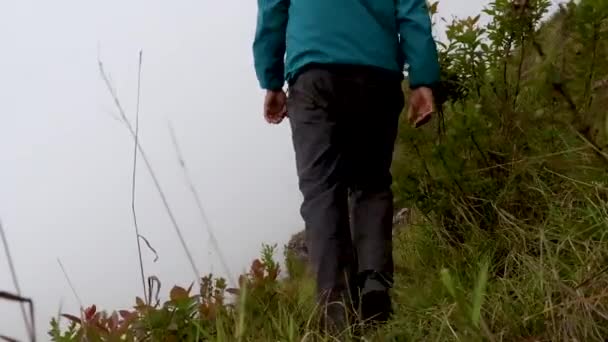 Hombre Haciendo Yoga Roca Montaña Con Fondo Niebla Blanca Desde — Vídeos de Stock