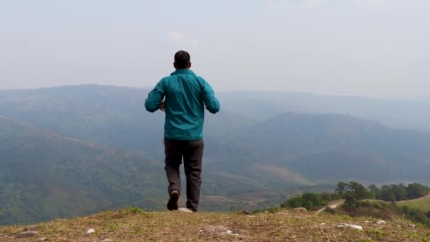 Homme Appréciant Nature Sommet Colline Avec Fond Rage Montagne Brumeux — Video