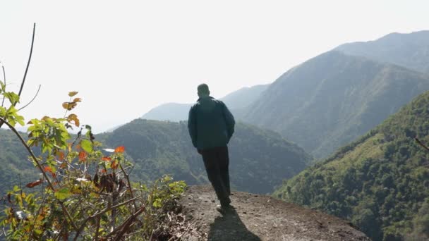 在Mawryngkhang Meghalaya India拍摄了一个孤独的年轻人 他在山顶上 晨光从平坦的角度拍摄着绿林和朦胧的蓝天 — 图库视频影像