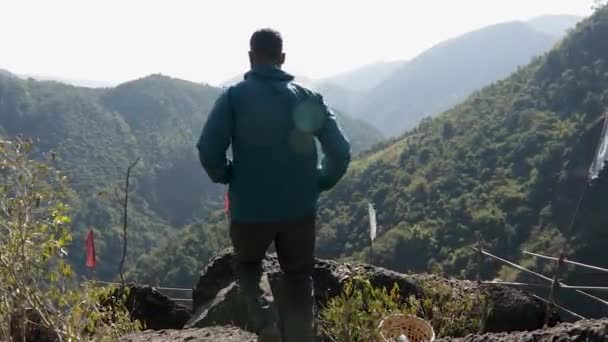 Joven Aislado Cima Montaña Con Bosques Verdes Cielo Azul Brumoso — Vídeo de stock