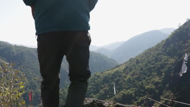 Joven Aislado Cima Montaña Con Bosques Verdes Cielo Azul Brumoso — Vídeo de stock