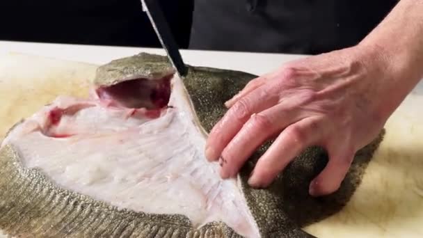 Chef Español Corta Pescado Rodaballo Filetes Antes Cocinarlo Primer Plano — Vídeo de stock