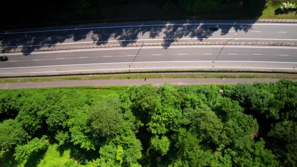 Odgórne Ujęcie Samochodów Jadących Autostradą Obok Green Forest Widok Powietrza — Wideo stockowe