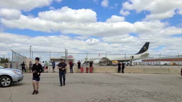 Aviation Enthusiasts Plane Spotters Gather Gated Airport Tarmac — 비디오