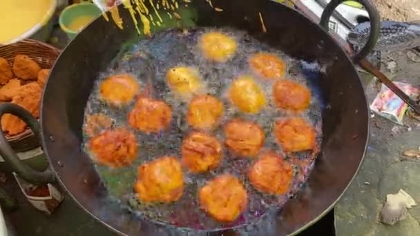 Alu Chop Begni Tele Bhaja Bliver Stegt Vejside Dhaba Kolkata – Stock-video