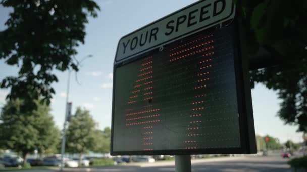 Ein Reaktives Digitales Geschwindigkeitsschild Das Den Fahrern Anzeigt Wie Schnell — Stockvideo