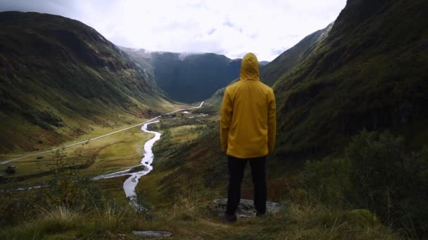 Hombre Chaqueta Amarilla Disfrutando Del Impresionante Paisaje Montañoso Valle Noruega — Vídeo de stock