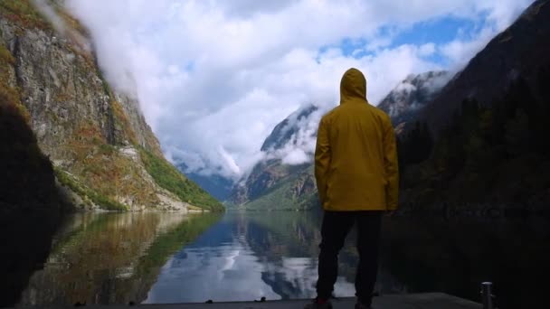 Uomo Giacca Gialla Piedi Una Banchina Godersi Imponente Sognefjord Della — Video Stock