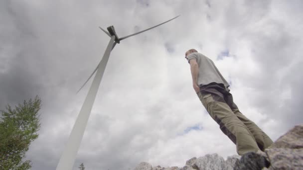 Hombre Para Mira Una Enorme Turbina Viento Sobre Brillante Día — Vídeos de Stock