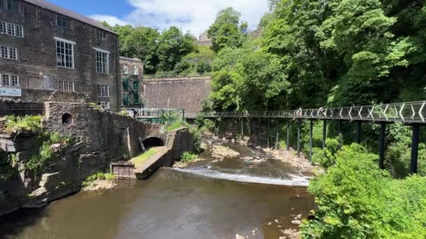 Millennium Walkway Mieście New Mills Rzeką Goyt Biegnącą Przez Wideo — Wideo stockowe