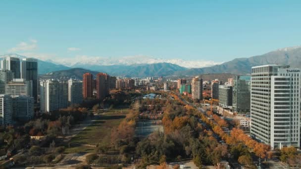 Utsikt Vakre Parkanlegg Parque Araucano Santiago Chile Dronen Trekker Tilbake – stockvideo