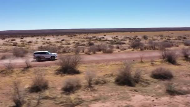 Egy 4X4 Szafari Autó Áthajt Egy Hosszú Úton Namíbiában Teljesen — Stock videók