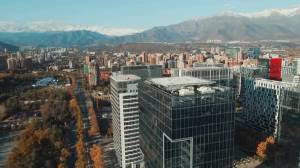 ヌエバ コンデスとアラウカーノ公園の商業ビルチリ サンティアゴ市 コンデス地区山脈の壮大な景色を見下ろす — ストック動画
