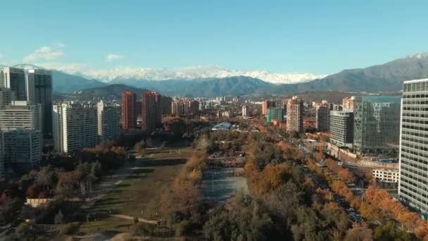 Velký Krásný Městský Park Las Condes Locale Rozsáhlou Scenérií Současných — Stock video