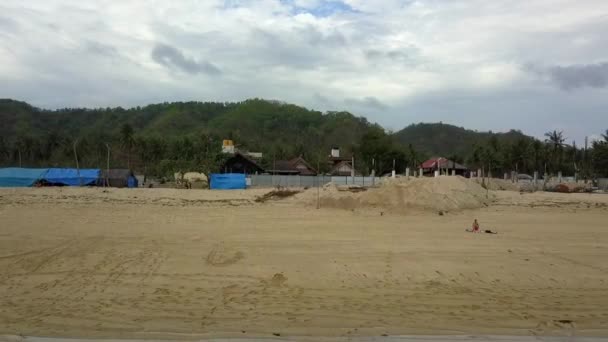 当地居民在海滩上的应急避难所露营 2017年印度尼西亚曼达利卡海滩Kuta Lombok平稳的航拍向后飞行 菲利普 马尔尼茨从上往下看电影 — 图库视频影像
