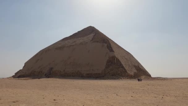 Wide Angle Shot Ancient Dahshur Bent Pyramid Egypt Heat Desert — Stockvideo